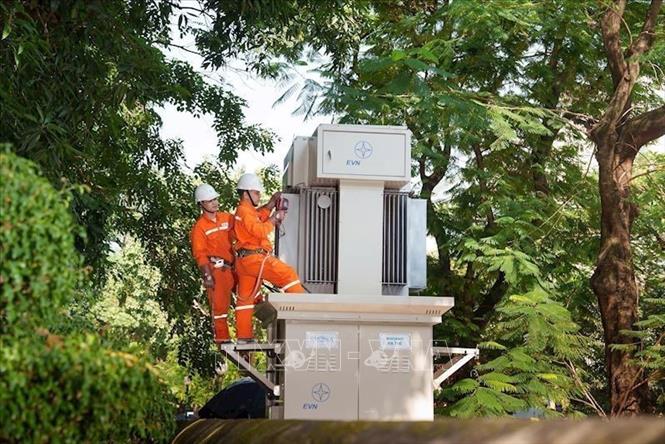 Công nhân EVNHANOI kiểm tra trạm biến áp nhằm phát hiện sớn các nguy cơ phát sinh sự cố, đặc biệt là các điểm phát nhiệt bất thường có thể dẫn đến quá tải hoặc cháy nổ thiết bị điện. (Ảnh: Quốc Lũy/TTXVN)